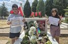 Şehit babalarının karnelerini mezarına götürdüler