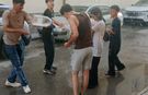 Eskişehir'de sıcaktan bunalan gençlerden su savaşı