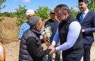 Köy yolunda tarihi an: İlk asfaltı İlyas amca döktü!