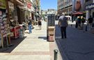 Köprübaşı'nda buzdolabı kaldırıma taştı