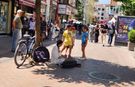 Eskişehir Hamamyolu'nda sokak müziği çocukların ilgi odağı oldu