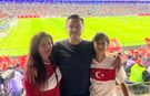 Nebi Hatipoğlu milli maç heyecanını ailesiyle tribünde yaşadı