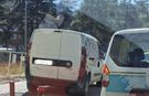 Eskişehir'de kaldırıma park edilen araç hem yayayı hem trafiği zorladı