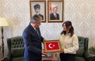 Yerde gördüğü Türk Bayrağı’nı alan kuryeye Vali Yılmaz’dan hediye