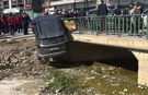 Afyon'da zincirleme kaza! Otomobil dereye uçtu