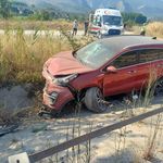 Bilecik’te korkutan kaza: Otomobil bankete düştü