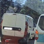 Eskişehir'de kaldırıma park edilen araç hem yayayı hem trafiği zorladı