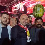 Kafasında karpuzla konsere geldi: Ünlü isimle fotoğraf çektirdi
