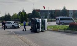 Eskişehir'de işçileri taşıyan minibüs devrildi