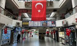 19 Mayıs’ta dükkânlar Türk bayraklarıyla donatıldı