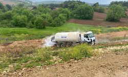 Azot yüklü kamyon şarampole devrildi