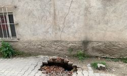 Yoldaki göçük endişe oluşturuyor