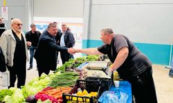 Beylikova Belediye Başkanı Özkan Alp, Cumhur İttifakı mensuplarıyla birlikte ilçe pazarını ziyaret etti