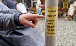 Etrafa bilinçsizce motosiklet ve scooter bağlayan vatandaşlara esnaftan esprili uyarı
