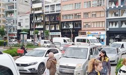 Metrelerce uzayan otobüs kuyruğu trafiğin sıkışmasına neden oldu