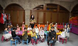 KÜÇÜK FARE İLE KIRMIZI DUVAR