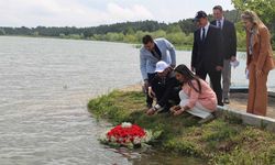 Depremzedeler anısına Pelitözü Göledine çelenk bırakıldı