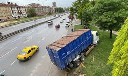 Kontrolden çıkan  kamyon korkuttu