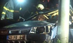 Kütahya’da otomobil direğe çarptı: 3 yaralı