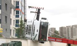 Başkent'te 70 metrelik yük asansörü devrildi