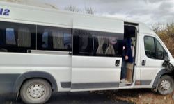 Simav’da servis aracı toprak yığınına çarptı: 14 öğrenci yaralandı
