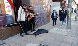 Eskişehir'in soğuğu müzisyen gençlere engel olamadı