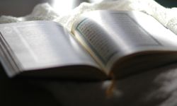 Kasas Suresi Okunuşu-Kasas Suresi Türkçe Anlamı, Arapça Yazılışı, Fazileti ve Faydaları (Diyanet Meali)