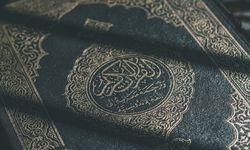 Kehf Suresi Okunuşu – Kehf Türkçe Anlamı, Arapça Yazılışı, Fazileti ve Faydaları (Diyanet Meali & Dinle)