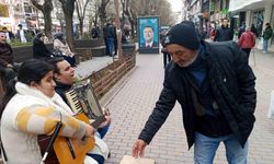 Eskişehir'de sokak müzisyenleri kulakların pasını sildi!