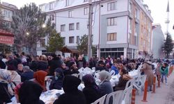 Fatih Mahallesi’ndeki vatandaşlar iftarda bir araya geldi