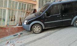 Eskişehir'de freni boşaldı, balkon camına girdi!