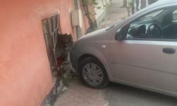Eskişehir'deki kazada adete evin duvarına çakıldı!