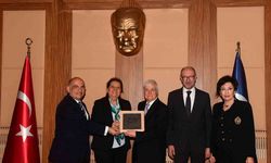 Emekli öğretim üyesi Prof. Dr. Ferruh Çömlekçi’ye ’Mesleki ve Akademik Saygı Ödülü’