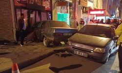 Eskişehir'de kontrolden çıkan otomobil dükkana daldı