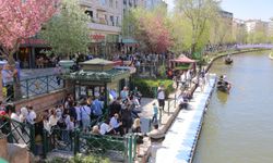 Turistler Eskişehir'de sıraya girdi: Gondol sefası...