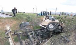 Afyon'da feci kaza: Tren kamyona çarptı!