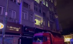 Eskişehir'deki apartmandan atılan molozlar tehlike saçtı!