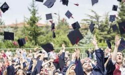 Anadolu Üniversitesi'nin 'mezuniyet seti'ni almayan şoku yaşadı!