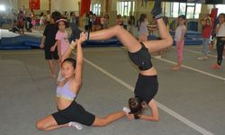 Küçük cimnastikciler neşeyle çalışıyor