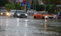 Adana'da etkili olan  'Süper Hücre'  sokakları göle çevirdi!