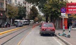 Eskişehir'de yapılan park tramvay yolunu kapattı!