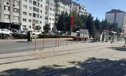 Eskişehir tramvay durağında tehlikeli anlar yaşanıyor!