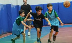 Geleceğin basketbolcuları hem öğreniyor hem eğleniyorlar