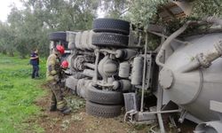 Kontrolden çıkan çimento kamyonu devrildi!