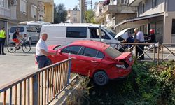 Antalya'da sürücünün aracı sulama kanalında asılı kaldı!