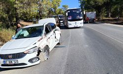 Antalya'da otomobil kamyona çarptı: 2 yaralı!