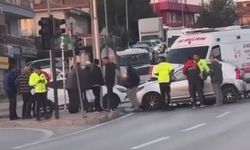 Ters yönde giden ambulans, otomobile çarptı!