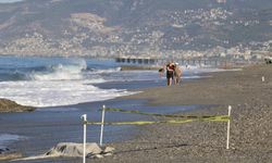 Alanya'da deniz kıyısındaki cesede aldırmadan keyif yaptılar