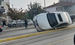 Eskişehir'de otomobil devrildi: Tramvay seferleri aksadı