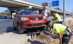 Otomobil kaldırıma çıktı, sürücü yaralanmadan atlattı!